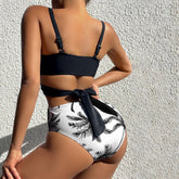 Traje de baño de una pieza con recortes y estampado sexy